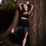 Alejandra Araya Instagram - Gracias a @lamaquina.medio Por su trabajo en apoyo a la cultura chilena. Gracias también, por esta entrevista que los invito a leer en el link de su bio: “Mi meta como actriz es un secreto que comparto con mi almohada solamente”. 🗞️ Sesión "Alma Oscura" : @lamaquina.medio y @cordilleraagencia 📸 Fotógrafos: @celis.photo_ y @domi_149km 💅 Make Up: @almendrabluefx ✍️ Entrevista: @kika.avsolomovich