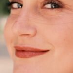 Alejandra Araya Instagram - Ha sido y esta siendo un año profundamente decidor... Pero de toda la efervescencia personal y social, quiero rescatar algo: Somos el conjunto de decisiones que tomamos o no, y la suma de momentos que vivimos o dejamos de vivir. Asi que al final de todo, al hacerse cargo; podemos evolucionar continuamente, cambiar continuamente y eso por sobre todo, es avanzar. En lo personal y en lo social! 🇨🇱 Realizado por @cote_carvajal Y @kamocl