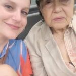 Alejandra Araya Instagram - Este año, a inicios; cumplí un sueño que tenía de niña para mi abuela. He dudado mucho si compartir o no este fragmento, porque siento que los afectos pertenecen a un plano privado. Pero veo este video y me emociona porque es mi única abuela y no me imagino la vida sin ella. Este viaje fue hermoso para las 2, vivimos y dijimos cosas que sólo quedarán en nuestros corazones... Cuando la miro pienso en el valor del tiempo, de la vida, pienso en la fuerza del amor, de las relaciones humanas, en su historia, en las conversaciones, bailecitos y digo: ¡Ojalá los buenos abuelos fueran para toda la vida! 💓. Por eso lo comparto, porque el amor bueno cruza montañas y como ella siempre dice: ¡AMO la vida! Hay mucho que aprender. #abuela #teamo #vida #gracias