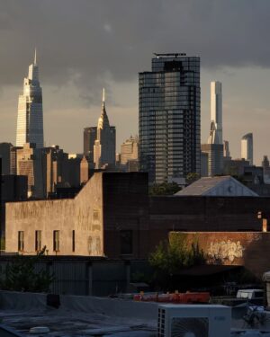 Alejandro Hernández Instagram - Atardeceres cinematográficos | Segunda foto es la versión no editada
.

.

#note20ultra #nyc #brooklyn #williamsburg #moody #buildings #architecture #moodygrams #visuals #skyline #cinematography #justgoshoot #newyork #manhattan #davinciresolve #cinematic #manhattan