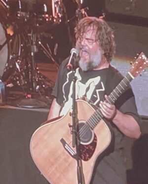 Alejandro Saab Instagram - HAPPY NEW YEAR!! Just got out of watching @tenaciousd with @haybalevoice!! This has definitely been one of my favorite ways to have spending to date!!

Now someway somehow… I really wanna meet @jackblack and @theactualkylegass… SOMEHOW. It’ll happen… I hope 🥺

Happy 2023 y’all 🤘