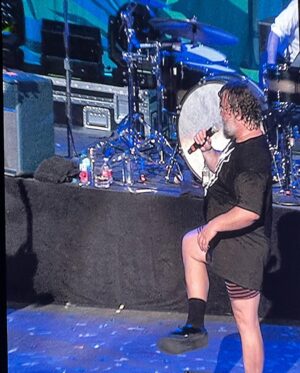 Alejandro Saab Instagram - HAPPY NEW YEAR!! Just got out of watching @tenaciousd with @haybalevoice!! This has definitely been one of my favorite ways to have spending to date!!

Now someway somehow… I really wanna meet @jackblack and @theactualkylegass… SOMEHOW. It’ll happen… I hope 🥺

Happy 2023 y’all 🤘