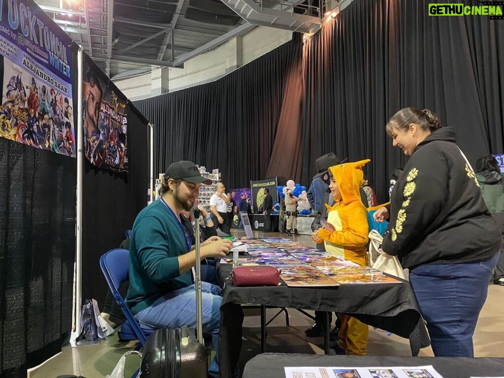 Alejandro Saab Instagram - Thank you for having me @stocktoncon! This might’ve been the cutest picture out of the weekend taken by @haybalevoice! Thanks for having me and until next time 😊 #pokemon #leon #voiceactor #cyno #genshinimpact #genshin #voice
