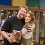 Alessandra Maestrini Instagram - Eu e Mercútio! Quer dizer, eu e @seltonmello no lançamento do seu livro "Eu Me Lembro". Livraria da Travessa