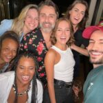 Alessandra Maestrini Instagram - E ontem teve jantarzinho delícia na casa de @rafaelprimot , nosso autor, para celebrar a temporada paulista de @kafkabonecaviajante ! Só até domingo, 10 de dezembro! Sexta às 21h Sábado às 20h Domingo às 18h 🔗🎫 Link para ingressos na bio!