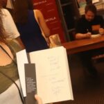 Alessandra Maestrini Instagram - Antes teve lançamento do livro "Eu Me Lembro" de @seltonmello . Sou muito fã desse cara desde que ele interpretou Mercútio na montagem de "Romeu e Julieta" do @teatrotablado !!! Pense na minha alegria ao ler essa dedicatória...😎🤘🏻 Livraria da Vila