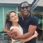 Alessandra Maestrini Instagram - Este ano me trouxe ENCONTROS e reencontros tão divinos... Muito obrigada, Universo! O instagram não deixa colocar música em carrossel de fotos, e eu queria muito registrar a gente lindo (quem não quer?) e a gente palhaço (a realidade). Então envio a canção óbvia que embala esse nosso encontro de hoje pra mim @tiagobarbosaoficial 💞 🎼" Amigo é coisa pra se guardar do lado esquerdo do peito..."🎵 Spot Restaurante