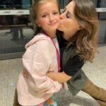 Alessandra Maestrini Instagram - Domingo a Famiglia Maestrini veio em peso assistir a @kafkabonecaviajante . Até mesmo nossa princesinha Alícia que veio láaaa da América do Norte. Che notte piena d'amore❣️🤌🏻 "Kafka e a Boneca Viajante" tem só mais duas semanas em São Paulo. De sexta a domingo, no @teatro_villalobos . Link para ingressos na bio! Shopping VillaLobos