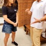 Alessandra Maestrini Instagram - Conheça o Mendes e sua trajetória de parceria com o @paodopovodarua . Uma história de superação pra lá de inspiradora... Uma história de humanidade em ação... 1 história como tantas outras, do resgate à independência e à multiplicação do amor recebido... Quer participar dessa revolução? Faça um PIX: doe@paodopovodarua.com.br Feliz Dia de Ação de Graças! Bom Retiro - São Paulo