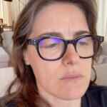 Alessandra Maestrini Instagram - Vocês, que entendem profundamente de política, religião, esporte, saúde, mercado financeiro e regras jurídicas, podem me ajudar?