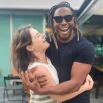 Alessandra Maestrini Instagram - Este ano me trouxe ENCONTROS e reencontros tão divinos... Muito obrigada, Universo! O instagram não deixa colocar música em carrossel de fotos, e eu queria muito registrar a gente lindo (quem não quer?) e a gente palhaço (a realidade). Então envio a canção óbvia que embala esse nosso encontro de hoje pra mim @tiagobarbosaoficial 💞 🎼" Amigo é coisa pra se guardar do lado esquerdo do peito..."🎵 Spot Restaurante
