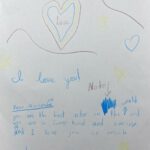 Alessandra Maestrini Instagram - Caros familiares, amigos e fãs, venho, por meio desta, desiludí-los quanto à possibilidade de me dar o melhor presente de natal de 2023, uma vez que recebi este da minha priminha Alícia, conferindo assim a ela a categoria "não tem pra ninguém." A mensagem está em inglês (pq é o idioma de onde ela mora) mas "I love you" é mundial, né? Que o natal de vocês traga surpresas que aquecem a alma como essa. Bons abraços a todos!