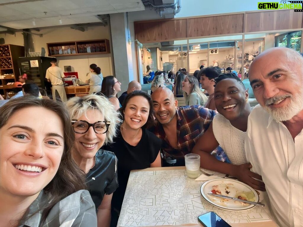 Alessandra Maestrini Instagram - Brunch de domingo com amigos de "Há quanto tempo! Me sinto em casa com você!", amigo de sempre, amigo novo que veio pra ficar e reencontro com uma de minhas maiores influências, com direito a elogios que a gente guarda na caixa de jóias! Le Jazz Boulangerie