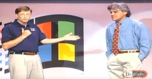 Alessandro Baricco Instagram - 1995. Bill Gates lancia Windows 95, il sistema operativo che fa di tutti i personal computer degli attrezzi amichevoli come gli Apple, ma molto meno cari.