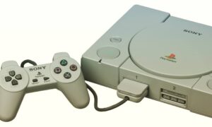 Alessandro Baricco Instagram - Ancora il 1994. 
Nasce la Play Station. La fanno i giapponesi della Sony. Il rapporto coi figli non sarebbe più stato lo stesso. E anche il rapporto con la realtà.