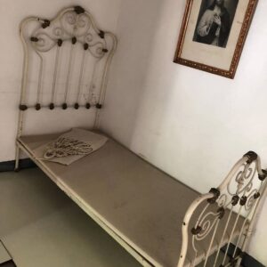 Alessandro Baricco Instagram - E qui c'è il lettino dove dormiva Gabo da piccolo.