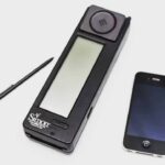 Alessandro Baricco Instagram – È sempre il 1994. Ibm lancia Simon, il primo smartphone: manda mail e ha installato un videogioco. Sei mesi di vita e smisero di produrlo. Partenza falsa.