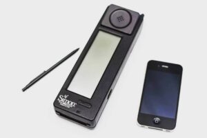 Alessandro Baricco Instagram - È sempre il 1994. Ibm lancia Simon, il primo smartphone: manda mail e ha installato un videogioco. Sei mesi di vita e smisero di produrlo. Partenza falsa.