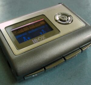 Alessandro Baricco Instagram - 1993. Un gruppo di ricercatori europei inventa l’mp3. È un sistema per rendere i file audio ancora più leggeri di prima e quindi il loro peso digitale minimo. Nasce un concetto, quello di compressione, che più tardi verrà applicato alle immagini fisse (generando il jpeg) e a quelle in movimento (mpeg).