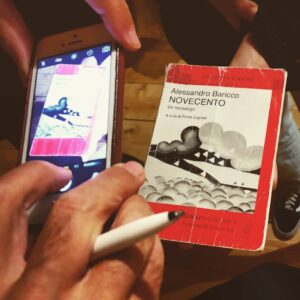 Alessandro Baricco Instagram - Fotografia digitale di una fotografia digitale di un'antica edizione di "Novecento".