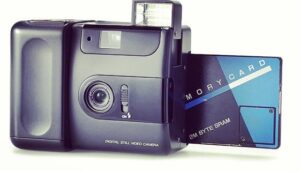 Alessandro Baricco Instagram - 1988. Le immagini si digitalizzano. Nasce la prima macchina fotografica totalmente digitale. La fa la Fuji: FUJIX DS-1P.