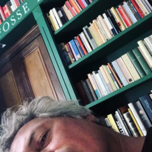 Alessandro Baricco Instagram - Stasera alle 19.36 sono in diretta qui. Come si può dedurre dalla foto, NON parlerò di libri. Sicuramente staremo insieme, cercheremo un po' di bellezza.
▪
Troverete la diretta anche sull’account @webathon.it insieme a quelle di molte amiche e molti amici. Sarà una staffetta di idee, volti e testimonianze, che durerà fino alla mezzanotte di oggi. Webathon è una maratona benefica organizzata da Giunta e Consiglio Regionale del Piemonte: sulla stessa pagina trovate anche le info per sostenere il progetto.
▪
A più tardi!
