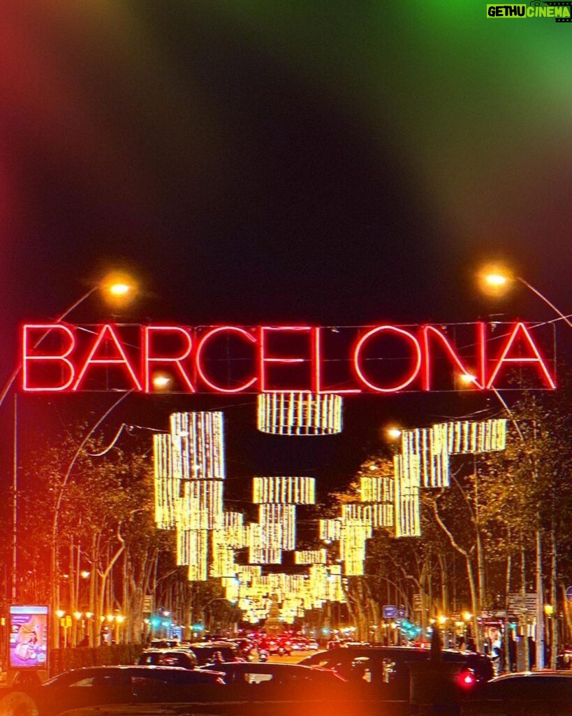 Alex Bullon Instagram - Autumn goodbye 👫🏻🧋🎄🌃♥ #barcelona #badalona #spain Barcelona, Spain