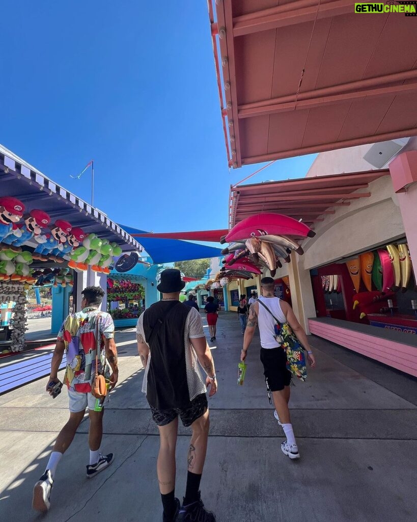 Alex Bullon Instagram - A day at #SixFlags 🎢🌴🌞 #magicmountain #LA #losangeles #california Six Flags Magic Mountain Los Angeles