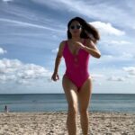 Alex Meneses Instagram - Don’t tell my orthopedic surgeon that I’m running again. #cantstop #wontstop #run #into2024 @benjamin_dombmd Florida