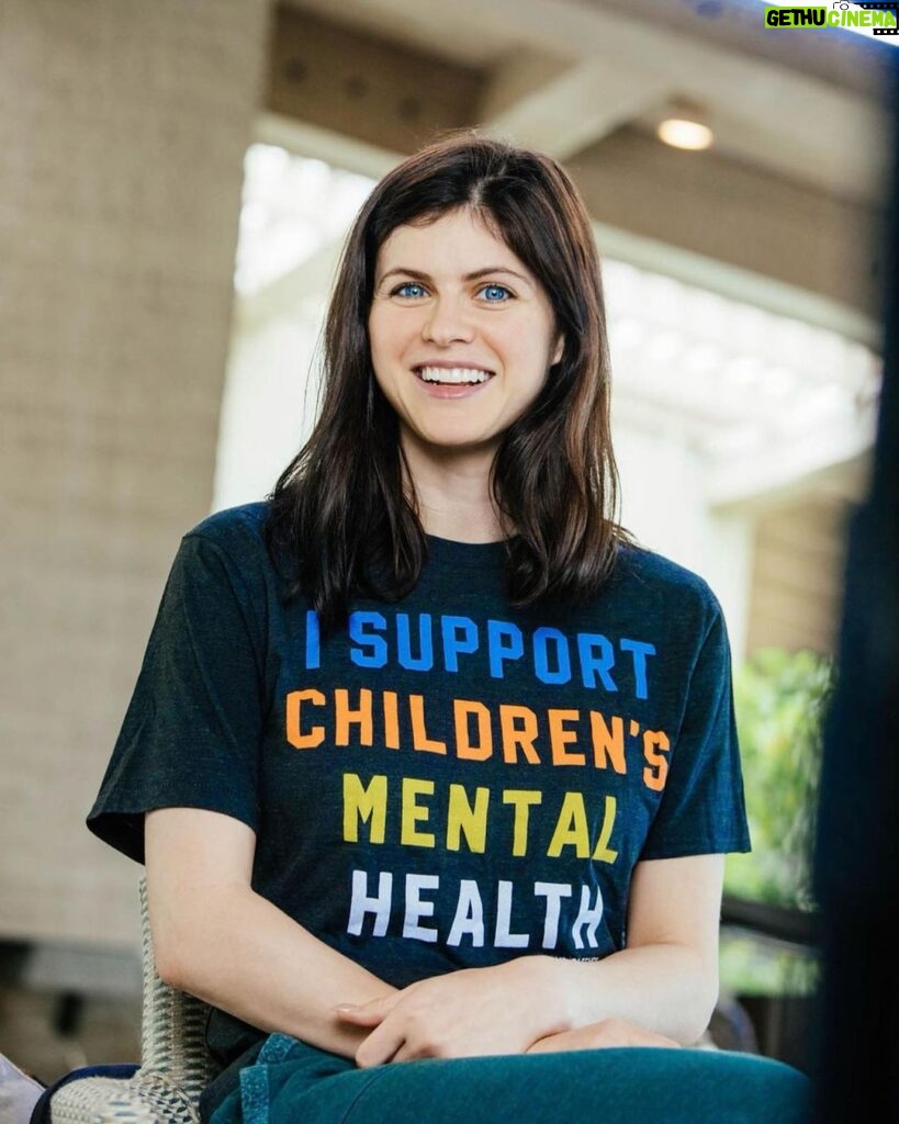Alexandra Daddario Instagram - I’m helping to break stigmas along with @OnOurSleevesOfficial The Movement For Children’s Mental Health. Join me live tomorrow at 9am Pacific Time (12pm Eastern Time) as I talk with Dr. Ariana Hoet about the importance of children’s mental health and the free resources On Our Sleeves provides to all U.S. communities. If you want to match me in this great t-shirt, you can become a monthly On Our Sleeves donor like my husband and I are. See you tomorrow for the live chat!