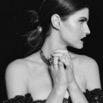 Alexandra Daddario Instagram - Mayfair Witches 📸 💇🏻‍♀️ @bobbyeliot 💄 @lotstar 👗 @dior @emmajademorrison