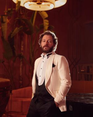 Alican Yücesoy Instagram - @eleledergisi #BirCazGecesi

Fotoğraf: @memeterol
Röportaj: @simayengur
Styling: @seydasozuer
Saç: @enginckmk , @ibrahimalan
Makyaj: @hazalocal , @onurmarangoz , @seymaerikci
Video: @bykino
Prodüksiyon Asistanı: @ilgazbala
Fotoğraf Asistanları: @erolyusuff , @mustafaberber
Styling Asistanları: @kaptanogluu , #BernaYılmaz