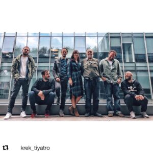 Alican Yücesoy Instagram - #Repost @krek_tiyatro with @get_repost
・・・
Yeni oyun “Dünyada Karşılaşmış Gibi” Kasım’da Volkswagen Arena’da başlıyor.

Yazan ve Yöneten: Berkun Oya
Yapımcı: Nisan Ceren Göknel
Oyuncular (alfabetik sırayla) : 
Alican Yücesoy
Defne Kayalar
Fatih Artman
Okan Yalabık
Öner Erkan
Serkan Keskin
Settar Tanrıöğen

Sahne Tasarım: Berkun Oya
Işık: Cem Yılmazer
Dekor Uygulama: Muhtar Pattabanoğlu
Prodüksiyon Sorumlusu: Evrim Zeybek
Proje Asistanı: İrem Avcı
Teknik Sorumlu: Emrah Altıntoprak
Ses Tasarım ve Uygulama: Hakan Atmaca

@krek_tiyatro @vwarena 
@zeybekevrim @daykonis @muhbirs @ikildum @emrahaltintoprak @rockthathouse

#krek #krektiyatro #krektiyatrotoplulugu #volkswagenarena #vwaren 
#alicanyucesoy #defnekayalar #fatihartman #okanyalabik #onererkan #serkankeskin #settartanriogen 
#berkunoya #nisancerengoknel