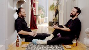 Alican Yücesoy Instagram - Dört Perşembe 21.00’da sonra bilemiyorum ya. @dadanizm @kendinehasonline  #kendinehas @handedogandemir @meliksahtas @mericaral @enistesigelmis