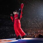 Alicia Keys Instagram - I need my UK passport cause the love and energy y’all show me IS CRAZZZZY 💜💜💜 WHATT??!!!! I gave y’all a world exclusive of ‘Lifeline’ and you were singing it back WORD for WORD 🥰🥰🥰 I promise you I’ll be back soon and we’ll take it to a whole new zonnneeee! Happy holidayz my loves 💜💜