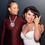 Alicia Keys Instagram - I need my UK passport cause the love and energy y’all show me IS CRAZZZZY 💜💜💜 WHATT??!!!! I gave y’all a world exclusive of ‘Lifeline’ and you were singing it back WORD for WORD 🥰🥰🥰 I promise you I’ll be back soon and we’ll take it to a whole new zonnneeee! Happy holidayz my loves 💜💜