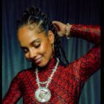 Alicia Keys Instagram - I need my UK passport cause the love and energy y’all show me IS CRAZZZZY 💜💜💜 WHATT??!!!! I gave y’all a world exclusive of ‘Lifeline’ and you were singing it back WORD for WORD 🥰🥰🥰 I promise you I’ll be back soon and we’ll take it to a whole new zonnneeee! Happy holidayz my loves 💜💜