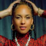 Alicia Keys Instagram - I need my UK passport cause the love and energy y’all show me IS CRAZZZZY 💜💜💜 WHATT??!!!! I gave y’all a world exclusive of ‘Lifeline’ and you were singing it back WORD for WORD 🥰🥰🥰 I promise you I’ll be back soon and we’ll take it to a whole new zonnneeee! Happy holidayz my loves 💜💜