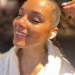 Alicia Keys Instagram - Taking a minute to nourish my skin + nurture my soul with a @keyssoulcare ritual for @capitalofficial 💫 💜 Golden Face Cleanser with Manuka Honey 🌹 Reviving Aura Mist with Rose 💆‍♀️ Skin Transformation Face Cream 💟 Soft Stay Brow Gel 🟣 Comforting Balm