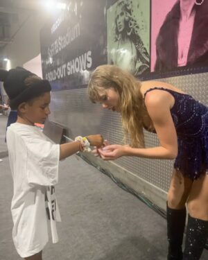 Alicia Keys Instagram - Big love to @taylorswift for your big beautiful spirit that makes everyone feel loved! 

Genesis adores u 💜💜💜