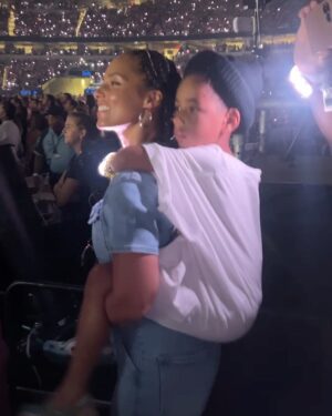 Alicia Keys Instagram - Big love to @taylorswift for your big beautiful spirit that makes everyone feel loved! 

Genesis adores u 💜💜💜