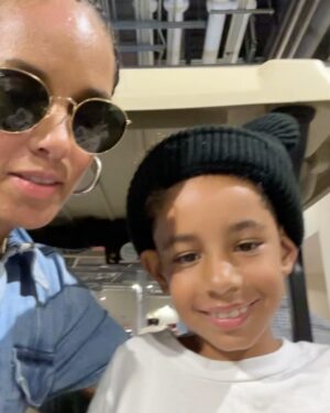 Alicia Keys Instagram - Big love to @taylorswift for your big beautiful spirit that makes everyone feel loved! 

Genesis adores u 💜💜💜