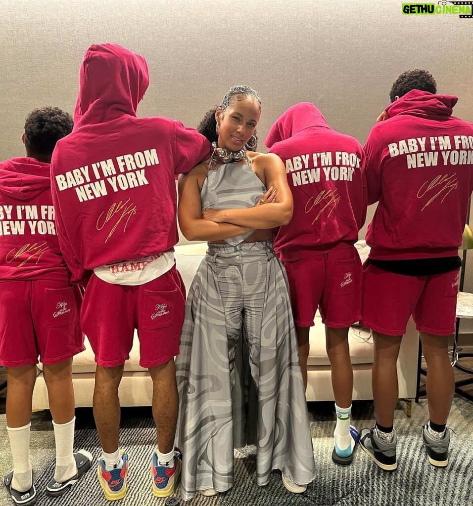 Alicia Keys Instagram - July has been good to me so far ☺️ NEW YORK I’m coming home tomorrow night!!! @barclayscenter!!!!! Side note: Keys To The Summer tour merch is craazzzyyyyyy!!!!! Big love to @awakenewyorkclothing and @kool.kiy