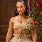 Alicia Keys Instagram - Some people need 3 dozen roses and that’s the only way to prove u love them 🌹✨#QueenCharlotte
