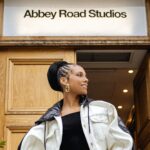 Alicia Keys Instagram - This is soooooo special to me!!! My ENTIRE catalog reimagined and remixed just for YOU!!! In spatial audio! Totally bespoke! Each file, each melody, each instrument to create the most beautiful sound. So YOU can experience it like never before. Even I haven’t heard it like this before 🤯 My sis @anntasticlv went innnn!!!!! Thank you to all the engineers that poured their love into this!! Go feel the magic on @applemusic ✨✨✨