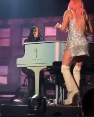 Alicia Keys Instagram - Te Amo, Colombia!! Woooooowwww!!! My first time in Colombia was mind blowing!!! Y’all gave me LIFE!!!!🇨🇴🇨🇴🇨🇴😘😘😘

Sharing the stage with my sister @karolg last night was magiccccccc!!! ✨✨✨✨