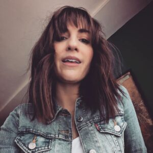Alison Haislip Instagram - The bangs are back, babes.
.
.
.
.
.
Shout out to @b_with_a_bee for an absolutely STELLAR cut. So happy this version of me is back.

#BANGS