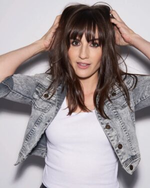 Alison Haislip Instagram - Moodz & Vibez

📷 @matt_kallish 
💄 @makeup_by_kristine_ 
💁‍♀️ @b_with_a_bee