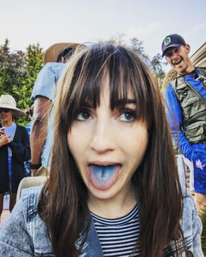 Alison Haislip Instagram - #tbt to a day when it was actually sunny in LA, I ate something very blue, and @osbornjason completed the perfect photo bomb.

☀️💙💣