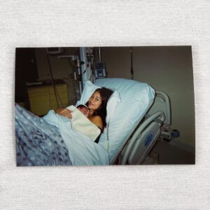 Alizée Williot Instagram - Meilleure idée du siècle d’avoir immortalisé ses 3 premiers mois avec un Kodak ! J’aime trop ce genre de photos ❤️ Maxime me dit que sur la 4ème je ressemble à une adolescente de 15 ans qui vient se faire opérer de l’appendicite mdrrr et vous quelle est votre photo préférée ?